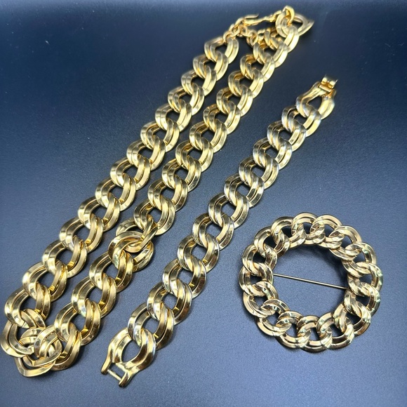 Vintage Signed Monet Gold Tone Bracelet Brooch And Necklace Set - Picture 2 of 12